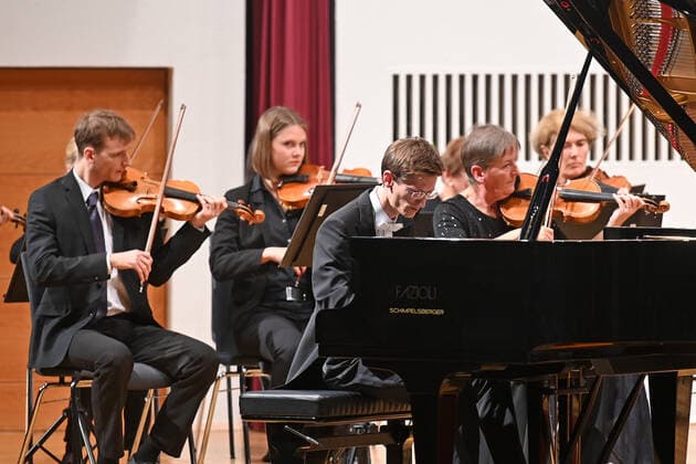 Concert of the orchestra of the Gesellschaft der Musikfreunde Gmunden, at the Toskana Kongress, as part of the Salzkammergut Festwochen in Gmunden, on 30 10 21 The picture shows the pianist Florian Feilmair playing, with violinists surrounding him 2021 Concert of the orchestra of the Gesellschaft der Musikfreunde Gmunden, at the Toskana Kongress, as par