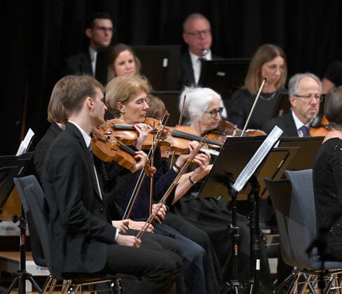 Concert of the orchestra of the Gesellschaft der Musikfreunde Gmunden, at the Toskana Kongress, as part of the Salzkammergut Festwochen in Gmunden, on 30 10 21 The picture shows part of the orchestra with violinists 2021 Concert of the orchestra of the Gesellschaft der Musikfreunde Gmunden, at the Toskana Kongress, as part of the Salzkammergut Festwochen in Gmunden