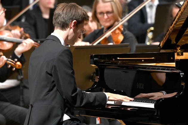 Concert of the orchestra of the Gesellschaft der Musikfreunde Gmunden, at the Toskana Kongress, as part of the Salzkammergut Festwochen in Gmunden, on 30 10 21 The picture shows the pianist Florian Feilmair playing, with violinists surrounding him 2021 Concert of the orchestra of the Gesellschaft der Musikfreunde Gmunden, at the Toskana Kongress, as par