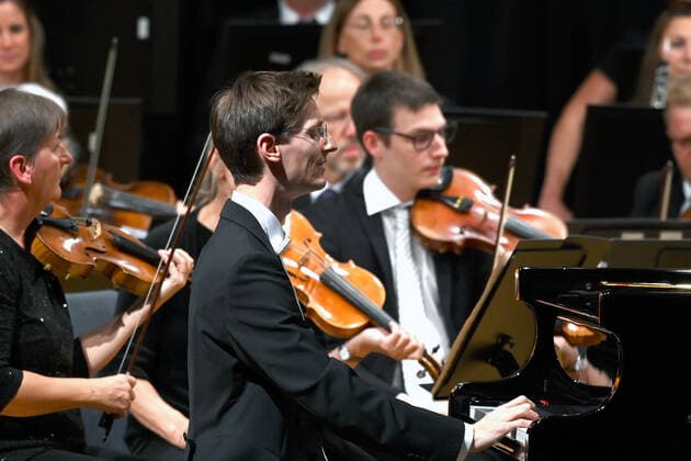 Concert of the orchestra of the Gesellschaft der Musikfreunde Gmunden, at the Toskana Kongress, as part of the Salzkammergut Festwochen in Gmunden, on 30 10 21 The picture shows the pianist Florian Feilmair playing, with violinists surrounding him 2021 Concert of the orchestra of the Gesellschaft der Musikfreunde Gmunden, at the Toskana Kongress, as par