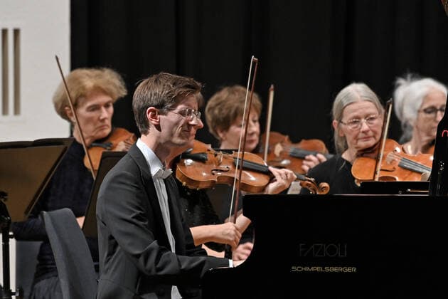 Concert of the orchestra of the Gesellschaft der Musikfreunde Gmunden, at the Toskana Kongress, as part of the Salzkammergut Festwochen in Gmunden, on 30 10 21 The picture shows the pianist Florian Feilmair playing, with violinists surrounding him 2021 Concert of the orchestra of the Gesellschaft der Musikfreunde Gmunden, at the Toskana Kongress, as