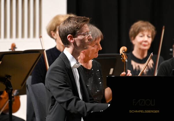 Concert of the orchestra of the Gesellschaft der Musikfreunde Gmunden, at the Toskana Kongress, as part of the Salzkammergut Festwochen in Gmunden, on 30 10 21 The picture shows the pianist Florian Feilmair playing, with musicians surrounding him 2021 Concert of the orchestra of the Gesellschaft der Musikfreunde Gmunden, at the Toskana Kongress, as