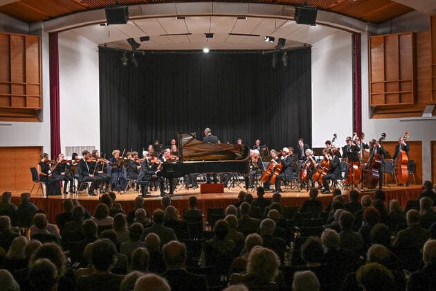 Concert of the orchestra of the Gesellschaft der Musikfreunde Gmunden, at the Toskana Kongress, as part of the Salzkammergut Festwochen in Gmunden, on 30 10 21 The picture shows a general view of the orchestra with audience 2021 Concert of the orchestra of the Gesellschaft der Musikfreunde Gmunden, at the Toskana Kongress, as part of the Salzkammergut Festwochen in Gmunden,