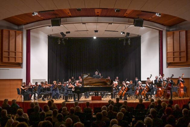 Concert of the orchestra of the Gesellschaft der Musikfreunde Gmunden, at the Toskana Kongress, as part of the Salzkammergut Festwochen in Gmunden, on 30 10 21 The picture shows a general view of the orchestra with audience 2021 Concert of the orchestra of the Gesellschaft der Musikfreunde Gmunden, at the Toskana Kongress, as part of the Salzkammergut Festwochen in Gmunden,
