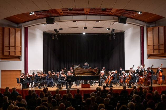 Concert of the orchestra of the Gesellschaft der Musikfreunde Gmunden, at the Toskana Kongress, as part of the Salzkammergut Festwochen in Gmunden, on 30 10 21 The picture shows a general view of the orchestra with audience 2021 Concert of the orchestra of the Gesellschaft der Musikfreunde Gmunden, at the Toskana Kongress, as part of the Salzkammergut Festwochen in Gmunden,