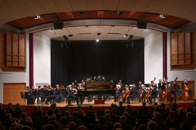 Concert of the orchestra of the Gesellschaft der Musikfreunde Gmunden, at the Toskana Kongress, as part of the Salzkammergut Festwochen in Gmunden, on 30 10 21 The picture shows a general view of the orchestra with audience 2021 Concert of the orchestra of the Gesellschaft der Musikfreunde Gmunden, at the Toskana Kongress, as part of the Salzkammergut Festwochen in Gmunden,
