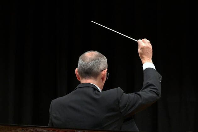 Concert of the orchestra of the Gesellschaft der Musikfreunde Gmunden, at the Toskana Kongress, as part of the Salzkammergut Festwochen in Gmunden, on 30 10 21 The picture shows the conductor of the orchestra, Klaus Pesendorfer during the conducting 2021 Concert of the orchestra of the Gesellschaft der Musikfreunde Gmunden, at the Toskana Kongres
