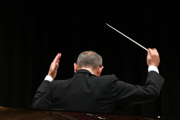 Concert of the orchestra of the Gesellschaft der Musikfreunde Gmunden, at the Toskana Kongress, as part of the Salzkammergut Festwochen in Gmunden, on 30 10 21 The picture shows the conductor of the orchestra, Klaus Pesendorfer during the conducting 2021 Concert of the orchestra of the Gesellschaft der Musikfreunde Gmunden, at the Toskana Kongres