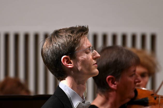 Concert of the orchestra of the Gesellschaft der Musikfreunde Gmunden, at the Toskana Kongress, as part of the Salzkammergut Festwochen in Gmunden, on 30 10 21 The picture shows the profile of the pianist Florian Feilmair in the spie 2021 Concert of the orchestra of the Gesellschaft der Musikfreunde Gmunden, at the Toskana Kongress, as part of the Salzkammergut Festwoche