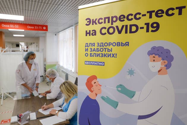 MOSCOW, RUSSIA - OCTOBER 31, 2021: Medical workers collect swab samples for rapid COVID-19 testing at the Novogireyevo multifunctional public services centre, eastern Moscow. There are 50 free rapid COVID-19 testing sites available to Moscow citizens, that is 23 public services centres, 20 public venues and seven transport hubs, the procedure taking 15min. Mikhail Japaridze TASS  TS116640