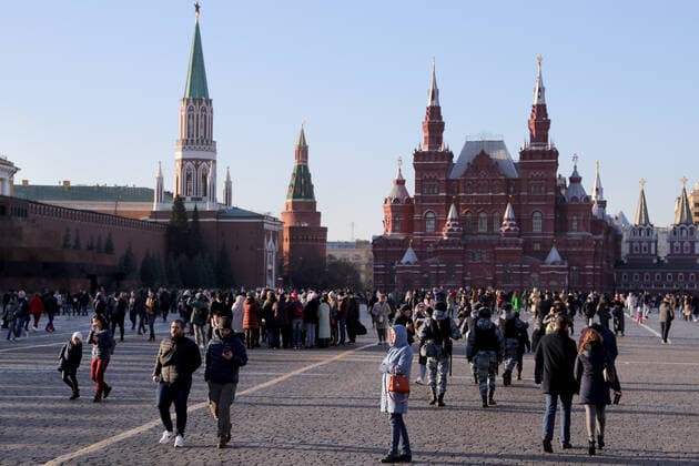 News Bilder des Tages MOSCOW, RUSSIA - OCTOBER 31, 2021: People walk in Moscow s Red Square. Moscow has introduced non-working days from October 28 to November 7 to prevent the spread of the novel coronavirus. Sergei Fadeichev TASS  TS116651