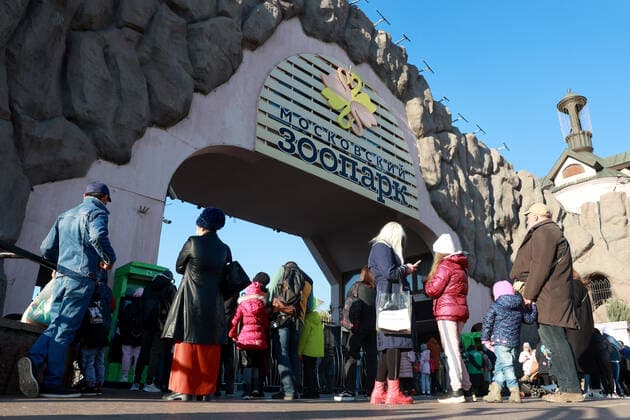 MOSCOW, RUSSIA - OCTOBER 31, 2021: People queue outside the Moscow Zoo. Moscow has introduced non-working days from October 28 to November 7 to prevent the spread of the novel coronavirus. Vyacheslav Prokofyev TASS  TS11665E