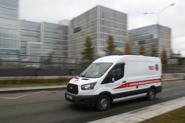 MOSCOW, RUSSIA - OCTOBER 31, 2021: An ambulance vehicle arrives at the Novomoskovsky medical center for COVID-19 patients. Russia registered 40,993 new cases of COVID-19 on October 31, 2021, the highest since the beginning of the pandemic. Stanislav Krasilnikov TASS  TS116687