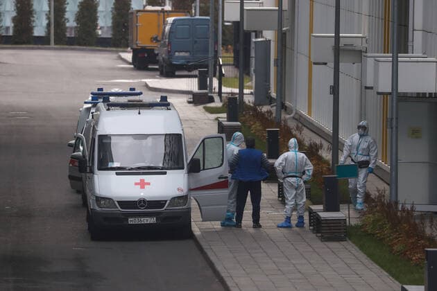 MOSCOW, RUSSIA - OCTOBER 31, 2021: Medical workers are seen by an ambulance vehicle at the Novomoskovsky medical center for COVID-19 patients. Russia registered 40,993 new cases of COVID-19 on October 31, 2021, the highest since the beginning of the pandemic. Stanislav Krasilnikov TASS  TS116691