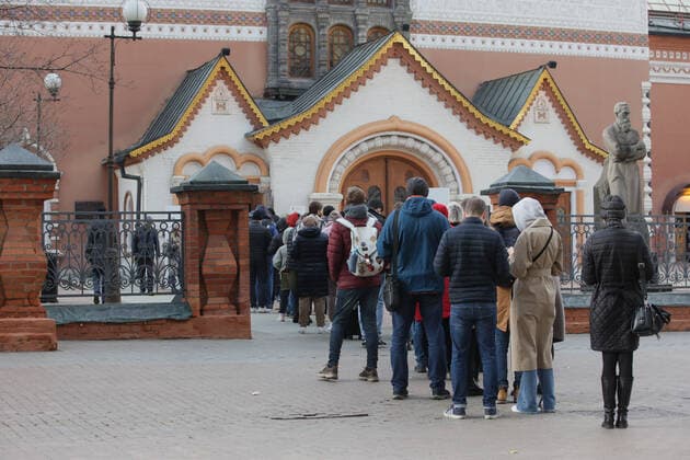 Russia Coronavirus Restrictions 6686207 31.10.2021 People queue to enter the State Tretyakov Gallery, in Moscow, Russia. Moscow introduced new measures beginning October 28, shutting down kindergartens, schools, gyms, entertainment venues and most stores, and restricting restaurants to takeout or delivery. Access to museums, theaters, concert halls and other venues in Russia is limited to people holding QR-codes to prove they have been vaccinated or recovered from COVID-19, a practice that will remain after November 7. Vitaliy Belousov Sputnik Moscow Russia Copyright: xVitaliyxBelousovx
