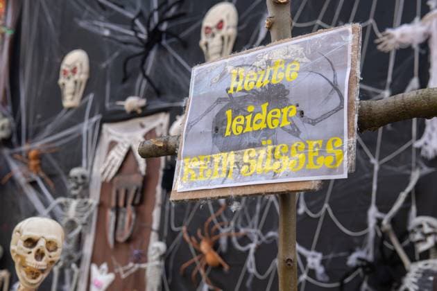 Blick auf das dekorierte Halloween-Haus am 31.10.2021 in Walschleben bei Erfurt. Seit zehn Jahren schmueckt Mario Leicht sein Haus mit gruseliger Dekoration an Halloween. Aufgrund der Abstands- und Hygieneregeln wegen der Corona Pandemie werden in diesem Jahr keine Suessigkeiten an Halloween verteilt. Das dekorierte Haus ist trotzdem zu bestaunen. The Halloween House of Walschleben, the creepy house of insurance salesman Mario Leicht. He has been decorating his house with creepy decorations on Halloween for ten years. search: Deutschland Thueringen Halloween Halloween-Haus Halloweenhaus Allerheiligen Aussenaufnahme Brauch Braeuche Brauchtum Deko Dekoration Deutschland Europa Feiern Fest Feste Garten Gebaeude Gebaeude Gesellschaft Grund