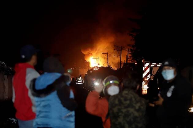 Groups of people attend to the area where an explosion and fire occurred, in the municipality of San Pablo Xochimehuacan, in the state of Puebla, Mexico, 31 October 2021. Elements of Civil Protection, the Mexican Army, and the Navy protect the area from the explosion and fire due to a gas leak in a clandestine outlet. Explosion due to clandestine gas intake in the state of Puebla !ACHTUNG: NUR REDAKTIONELLE NUTZUNG!  Copyright: xHildaxRiosx MEX5534 20211031-61f9cae42d35aa08e8f0474539a3134f242d3c74