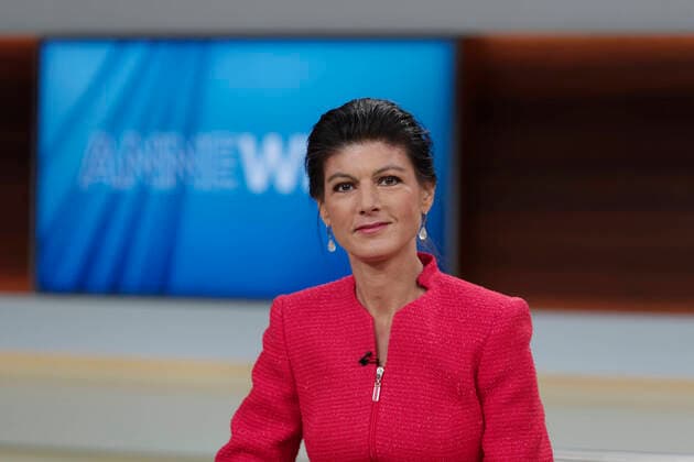 Sahra Wagenknecht at Anne Will 2021 10 31, Germany, Berlin Sahra Wagenknecht Die Linke , Member of the Bundestag, guest at Anne Will in the Ersten Topic of the ARD Politiktalkrunde Rising new infections, concern about vaccination skepticism Does more pressure on unvaccinated help or hurt