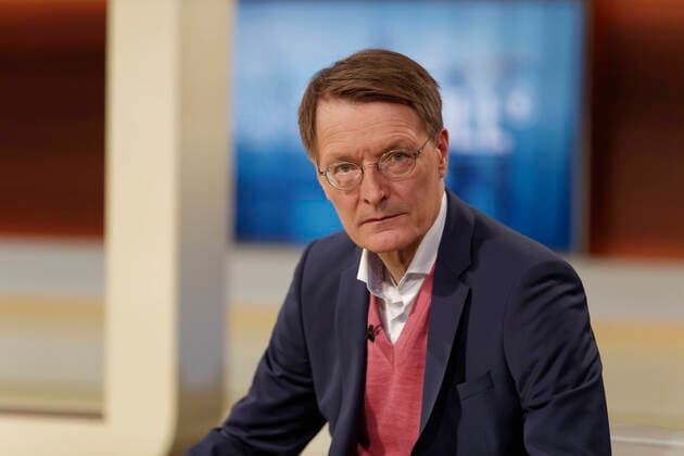 Karl Lauterbach at Anne Will 2021 10 31, Germany, Berlin Karl Lauterbach SPD , Member of the Bundestag, health economist and epidemiologist, as a guest at Anne Will in the First Topic of the ARD Politiktalkrunde Rising new infections, concern about vaccination skepticism Does more pressure on unvaccinated people help or hurt