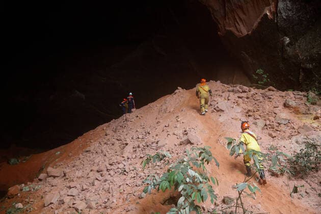 Bilder des Jahres 2021, News 10 Oktober News Themen der Woche KW43 News Bilder des Tages ALTINÓPOLIS, SP - 31.10.2021: BOMBEIROS SOTERRADOS GRUTA - Firefighters and civil defense at the entrance to the cave in Altinopolis, interior of São Paulo, where eight civil firefighters who were training in a cave in the city of Altinópolis, interior of São Paulo, were buried at dawn this Sunday. x2136690x  JoelxSilva
