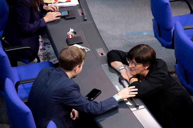 Kevin Kuehnert, Saskia Esken - Bundestag DEU, Deutschland, Germany, Berlin, 26.10.2021 Kevin Kuehnert und Saskia Esken, SPD (rechts), waehrend der konstituierende Sitzung zum 20. Bundestag im Plenarsaal Deutscher Bundestag im Reichstag in Berlin. en: Kevin Kuehnert and Saskia Esken SPD (right), during the constituent session of the 20th Bundestag in the plenary hall of the German Bundestag in the Reichstag in Berlin, Germany *** Kevin Kuehnert, Saskia Esken Bundestag DEU, Deutschland, Germany, Berlin, 26 10 2021 Kevin Kuehnert and Saskia Esken, SPD right , during the constituent session of the 20th Bundestag in the plenary hall of the German Bundestag in the Reichstag in Berlin, Germany Kevin Kuehnert and Saskia Esken SPD right , during
