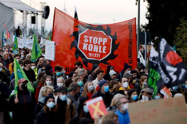 Kohlegegner wie Mitglieder von Greenpeace, Fridays for Future und linksradikalen Gruppen wie der Antifa haben in Lützerath gegen den Tagebau protestiert. Das kleine Dorf an der Kante von Garzweiler soll dem Braunkohleabbau weichen. Allerdings will der Energiekonzern RWE vorerst auf den Abriss verzichten. Im Bild Teilnehmer der Demo gegen den Abriss. Lützerath, 31.10.2021 *** Coal opponents such as members of Greenpeace, Fridays for Future and radical left-wing groups such as Antifa protested in Lützerath against open-cast mining The small village on the edge of Garzweiler is to make way for lignite mining However, the energy company RWE wants to refrain from demolition for the time being In the picture, participants in the demonstration a Foto:xC.xHardtx xFuturexImage