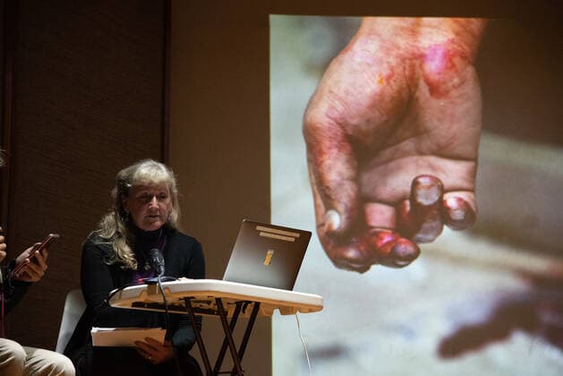October 31, 2021: Carol Guzy, war photographer, during her presentation From wars to Gardens of wonders: diary of pandemics at the international photography festival Mirar distinto , in Xalapa, Mexico - ZUMAqp1_ 20211031_zip_qp1_005 Copyright: xHectorxAdolfoxQuintanarxPerezx
