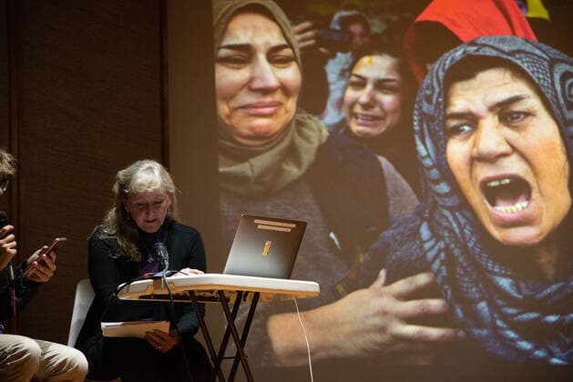 October 31, 2021: Carol Guzy, war photographer, during her presentation From wars to Gardens of wonders: diary of pandemics at the international photography festival Mirar distinto , in Xalapa, Mexico - ZUMAqp1_ 20211031_zip_qp1_006 Copyright: xHectorxAdolfoxQuintanarxPerezx
