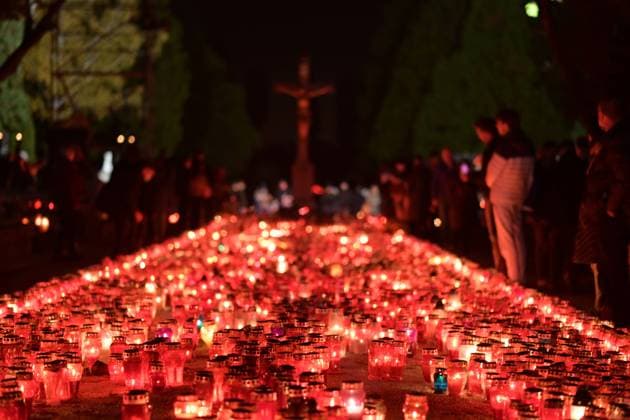 PXL_Croatia All Saints Day by night People lite candles and pray for their loved ones during All Saints Day at Mirogoj cemetery Central Cross in Zagreb, Croatia on November 1, 2021. Catholics mark All Saints Day by visiting the cemeteries and graves of deceased relatives and friends. IgorxSoban PIXSELL