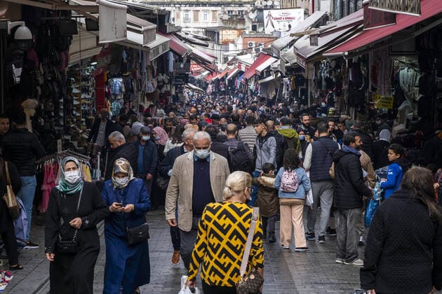 People wearing face masks walk on a street in Istanbul, Turkey, on November 1, 2021. Turkey confirmed 28,678 new COVID-19 cases, raising its tally of infections to 8,061,666 according to its health ministry. Some 217 persons died of Covid-9 today, increasing the death toll from the virus in Turkey to 70,828. ( Copyright: IhsanxSercanxOzkurnazlix-xDepoxP 17312299