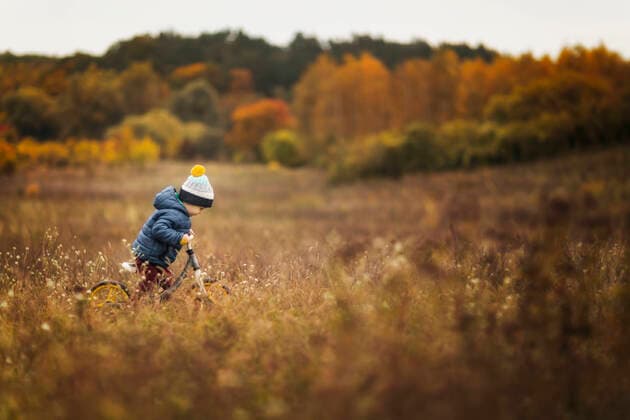 IMAGO Creative, Jahreszeit Herbst, Ferien Small child in blue jacket and hat riding his push bike during a Gryfino, West Pomeranian Voivodeship, Poland CR_XCKH2110292A-856628-01 ,model released, Symbolfoto