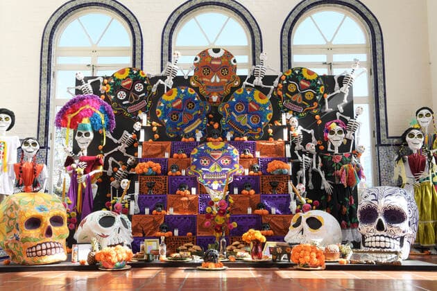 November 1, 2021, Washington, DC, United States: Day of the Dead altar in honor of those who died due to Covid19 pandemic, seen during Oaxaca s exhibition at the Mexican Cultural Institute in Washington. Washington United States - ZUMAs197 20211101_zaa_s197_149 Copyright: xLeninxNollyx