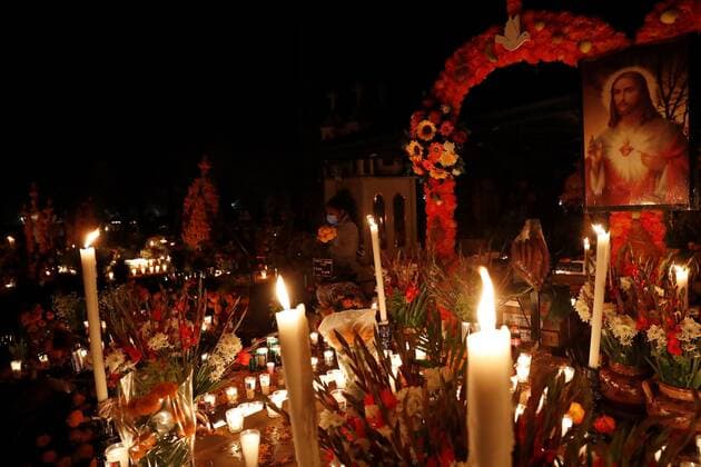 Relatives of the deceased come today to put flowers and candles, in the municipal pantheon of Tzintzuntzan, in the state of Michoacan, Mexico, 1 November 2021. Thousands of Mexican families came to the country s cemeteries this Monday to decorate the graves and wait for the arrival of the souls of their deceased on the occasion of the Day of the Dead, a tradition interrupted last year by the closure of the pantheons due to the Covid pandemic -19. Mexico fills cemeteries with colors again on the Day of the Dead !ACHTUNG: NUR REDAKTIONELLE NUTZUNG!  Copyright: xAlexxCruzx MEX5820 20211102-f61f7c5705253a43b85df849a2c1d19573e5ee2e