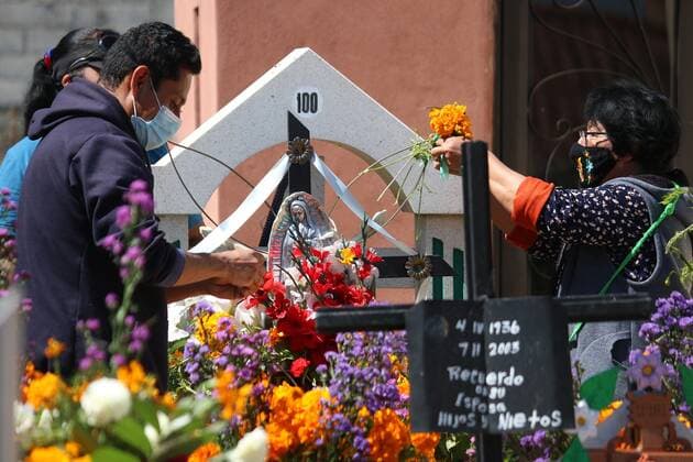 People decorate the graves of their relatives on the occasion of the Day of the Dead, in the city of Pachuca, Hidalgo state, Mexico, 1 November 2021. Families come to the San Antonio ejidal pantheon in this city, to entertain with music, clean and decorate the graves of their relatives with marigold flowers, on the traditional Day of the Dead. Families from the Mexican city of Pachuca remember their dead !ACHTUNG: NUR REDAKTIONELLE NUTZUNG!  Copyright: xDavidxMartínezxPelcastrex MEX5806 20211102-f9e621b9c3cd8476fe5ad0bbe1ef3c2757579260