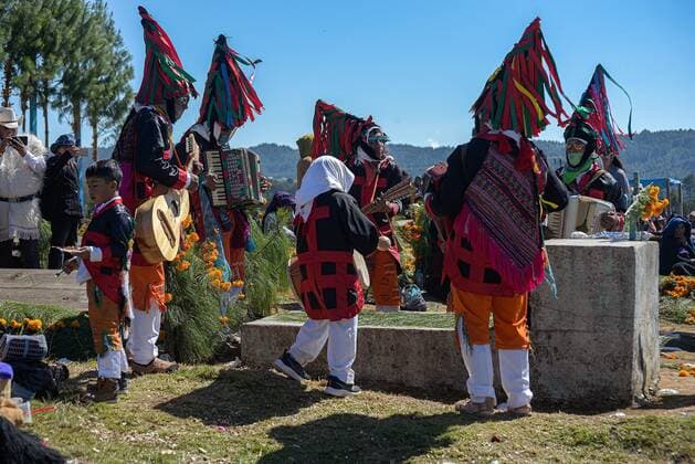 Tsotsil Indians serenade and decorate the graves of their relatives today, in the city of Chamula, Chiapas state, Mexico 1 November 2021. From very early men, women and children from 22 communities, go to the pantheon to remember and celebrate their dead in their day, with mariachi music and flower arrangements. Tsotsiles remember their dead in the Mexican state of Chiapas !ACHTUNG: NUR REDAKTIONELLE NUTZUNG!  Copyright: xCarlosxLópezx MEX5780 20211102-4159c7f3b3c53b15d5a543548f538ccf993bf8e2