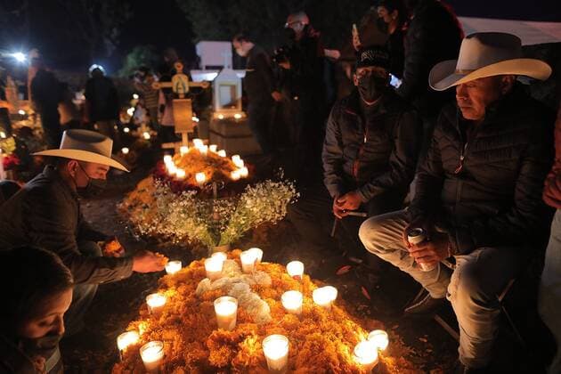Relatives of the deceased come to put flowers and candles in the municipal cemetery of Tzurumutaro, in the state of Michoacan, Mexico, 01 November 2021. Thousands of Mexican families came to the country s cemeteries this Monday to decorate the graves and wait for the arrival of the souls of their deceased on the occasion of the Day of the Dead, a tradition interrupted last year by the closure of the pantheons due to the Covid pandemic -19. Mexico fills cemeteries with colors again on the Day of the Dead !ACHTUNG: NUR REDAKTIONELLE NUTZUNG!  Copyright: xIvanxVillanuevax MEX5829 20211102-37d7ff89b379c675b6c2958fddf48dd822ffc2da