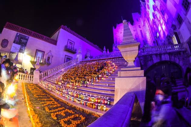 News Bilder des Tages Photograph of the stairs of the University of Guanajuato while wearing a Day of the Dead offering, in the city of Guanajuato, Mexico, 1 November 2021. The faculty commemorated the Day of the Dead with a monumental offering dedicated to Eugenio Trueba Olivares and Enrique Ruelas, creators of the Cervantine Entremeses in the Plaza de San Roque. Stairs of the University of Guanajuato, remember the traditional Day of the Dead !ACHTUNG: NUR REDAKTIONELLE NUTZUNG!  Copyright: xLuisxRamirezx MEX5836 20211102-15f513b518180f68daf3ed079cece4d7775c212d