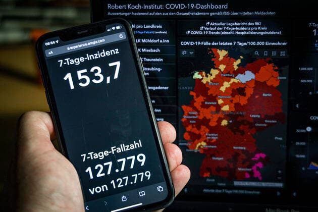 Coronavirus in Germany Covid 19 Dashboard of the Robert Koch Institute 02 11 2021 Robert Koch Institute 7 days Incidence 153.7 7 days Number of cases 127 779 COVID 19 cases 4 618 021 Addition by 10 813 compared to the previous day COVID 19 deaths 95 833 Addition by 81 compared to the previous day