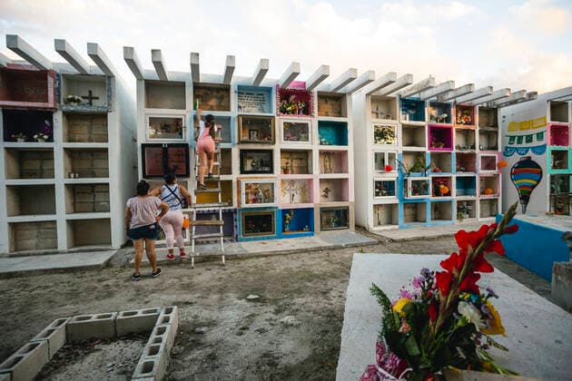 Relatives Visit Cementeries During The Day OfTthe Dead PLAYA DEL CARMEN, MEXICO - NOVEMBER 1, 2021: A woman visits the urn of their relative at Municipality Cemetery as part of Day of the dead celebrations. Persons attend at cemeteries in the country to accompany the dead throughout the night from November 1 until dawn, following Mexican traditions . On November 1, 2021 in Playa del Carmen, Mexico. (Photo by Natalia Pescador) Copyright: xNataliaxPescadorx EYEPIXGROUP_NP_01112021_18155