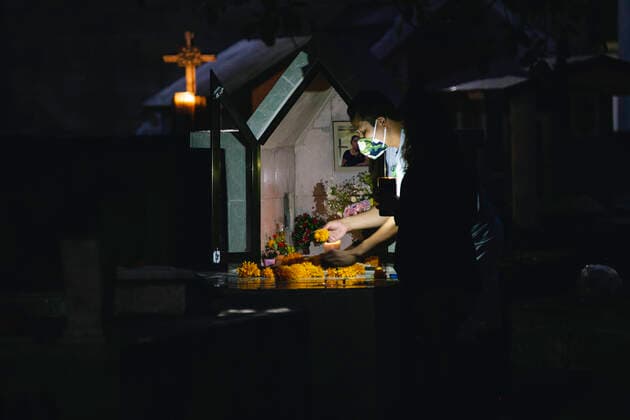 Relatives Visit Cementeries During The Day OfTthe Dead PLAYA DEL CARMEN, MEXICO - NOVEMBER 1, 2021: A woman decorates the grave of their relative with flowers at Municipality Cemetery as part of Day of the dead celebrations. Persons attend at cemeteries in the country to accompany the dead throughout the night from November 1 until dawn, following Mexican traditions . On November 1, 2021 in Playa del Carmen, Mexico. (Photo by Natalia Pescador) Copyright: xNataliaxPescadorx EYEPIXGROUP_NP_01112021_18160