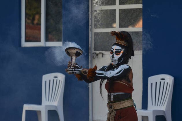 News Bilder des Tages All Saints Day Celebrations In Playa Del Carmen A show by a local folk group related to the Day of the Dead (in Spanish: Dia de Muertos) in the municipal cemetery of Playa del Carmen. All Saints Day in Mexico coincides with the first day of the Day of the Dead (Dia de Muertos) celebration. It commemorates children who have died (Dia de los Inocentes) and the second day celebrates all deceased adults. In 2008, the tradition was inscribed in the Representative List of the Intangible Cultural Heritage of Humanity by UNESCO. On Monday, 1 November 2021, in Playa Del Carmen, Quintana Roo, Mexico. Playa Del Carmen Mexico  Copyright: xArturxWidakx widak-allsaint211101_nppdg