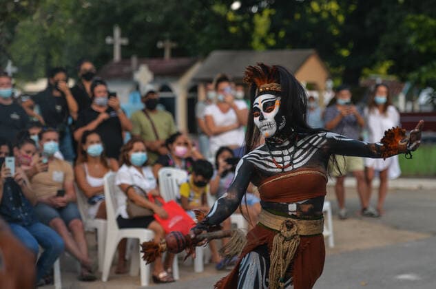 All Saints Day Celebrations In Playa Del Carmen A show by a local folk group related to the Day of the Dead (in Spanish: Dia de Muertos) in the municipal cemetery of Playa del Carmen. All Saints Day in Mexico coincides with the first day of the Day of the Dead (Dia de Muertos) celebration. It commemorates children who have died (Dia de los Inocentes) and the second day celebrates all deceased adults. In 2008, the tradition was inscribed in the Representative List of the Intangible Cultural Heritage of Humanity by UNESCO. On Monday, 1 November 2021, in Playa Del Carmen, Quintana Roo, Mexico. Playa Del Carmen Mexico  Copyright: xArturxWidakx widak-allsaint211101_np1Rv