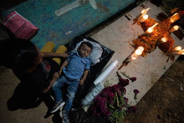 November 1, 2021: Inhabitants of Zaragoza, Veracruz, celebrate the day of the dead in the municipal cemetery of the town. This festival is celebrated every year in the indigenous community following the uses and customs of the Nahua indigenous people, - ZUMAqp1_ 20211101_zip_qp1_005 Copyright: xHectorxAdolfoxQuintanarxPerezx