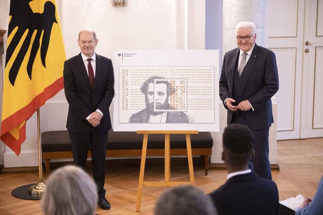 Bilder des Jahres 2021, News 11 November News Themen der Woche KW44 News Bilder des Tages Praesentation der Briefmarke - Robert Blum - durch Bundespraesident Frank Walter Steinmeier und Bundesfinanzminister Olaf Scholz, SPD. Berlin, 02.11.2021 Berlin Deutschland *** Presentation of the Robert Blum stamp by German President Frank Walter Steinmeier and German Finance Minister Olaf Scholz, SPD Berlin, 02 11 2021 Berlin Germany Copyright: xThomasxImo photothek.netx