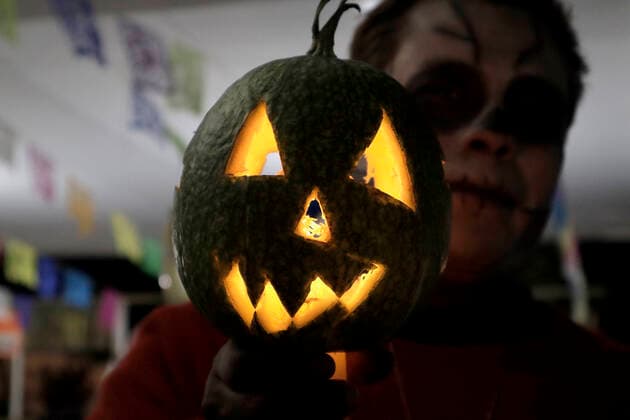Day Of The Dead In Mexico A person holds a pumpkin near the San Pedro Cemetery, Tlahuac, on the occasion of the Day of the Dead in Mexico during the COVID-19 health emergency and the green epidemiological traffic light in the capital. Mexico City Mexico  Copyright: xGerardoxVieyrax vieyra-notitle211101_npufv