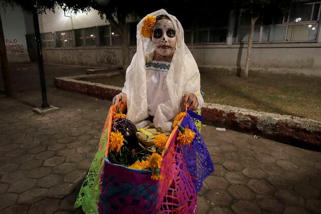 Day Of The Dead In Mexico A woman dressed as La Llorona near the San Pedro Cemetery, Tlahuac, on the occasion of the Day of the Dead in Mexico during the COVID-19 health emergency and the green epidemiological traffic light in the capital. Mexico City Mexico  Copyright: xGerardoxVieyrax vieyra-notitle211101_npjIj