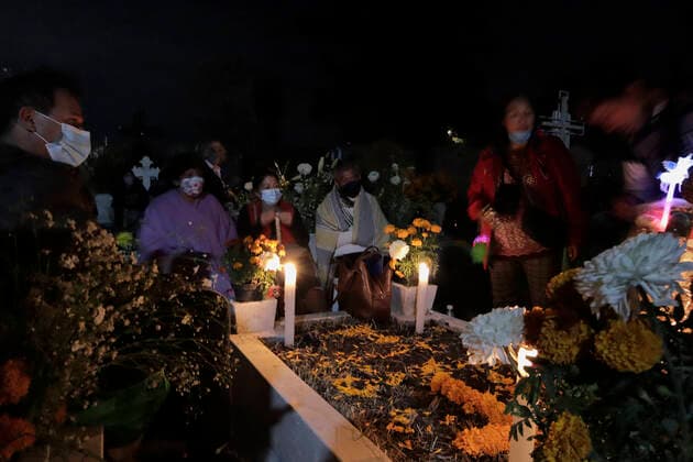 Day Of The Dead In Mexico A family visits the grave of their loved one in the San Pedro Cemetery, Tlahuac, to decorate it with candles and cempasuchil flowers on the occasion of the Day of the Dead in Mexico during the COVID-19 health emergency and the green epidemiological traffic light in the capital. Mexico City Mexico  Copyright: xGerardoxVieyrax vieyra-notitle211101_np1JQ
