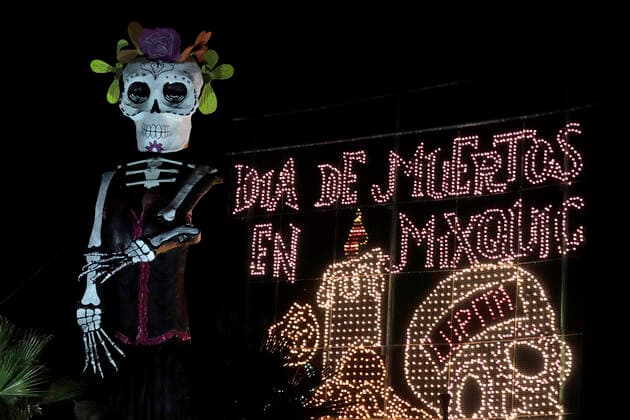 Day Of The Dead In Mexico A catrina on Tlahuac Avenue near the San Pedro Cemetery, Tlahuac, where family members visited and decorated the graves of their loved ones on the occasion of the Day of the Dead in Mexico during the COVID-19 health emergency and the green epidemiological traffic light in the capital. Mexico City Mexico  Copyright: xGerardoxVieyrax vieyra-notitle211101_npb0Y