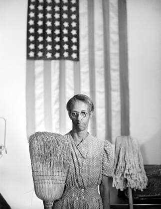 Ikonische Bilder der Zeitgeschichte Ella Watson, Government Charwoman, half-length portrait with Broom and Mop, Washington, DC, USA, Gordon Parks, U.S. Office of War Information, August 1942  Copyright: xCircaxImagesx ghi-circa10118