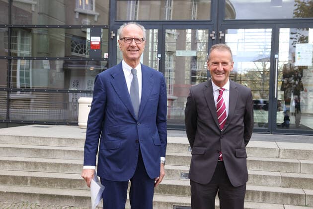 Niedersachsen, Hannover: Festakt im Congress Centrum Hannover (HCC) zur Gründung des Landes Niedersachsen vor 75 Jahren.Hans Dieter Pötsch (l), Aufsichtsratsvorsitzender der Volkswagen AG, und Herbert Diess, Vorstandsvorsitzender der Volkswagen AG,, *** Lower Saxony, Hanover Ceremony at the Congress Centrum Hanover HCC to mark the founding of the State of Lower Saxony 75 years ago Hans Dieter Pötsch l , Chairman of the Supervisory Board of Volkswagen AG, and Herbert Diess, Chairman of the Board of Management of Volkswagen AG,